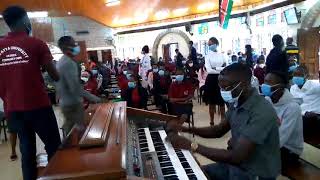 ACHENI VISINGIZIO WANADAMU by Kenyatta university catholic community Choir [upl. by Hoem]