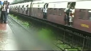 Mumbai Man killed on railway tracks trains run over body for 20 minutes [upl. by Orimar]